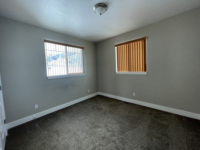 Building Photo - 16 W 980 S