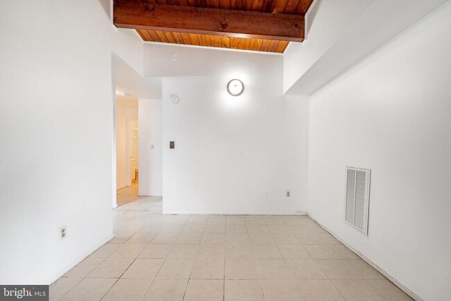 Foto del edificio - 7517 Riverdale Rd