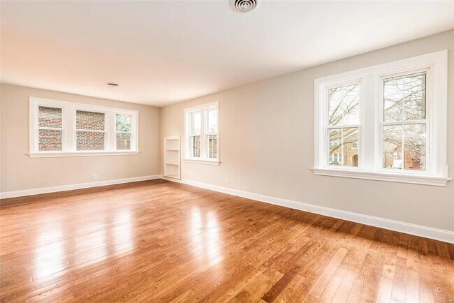 Sala de estar con librería empotrada - 7136 Amherst Ave