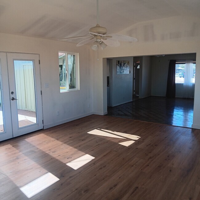 Foto del edificio - 6739 Sage Ave