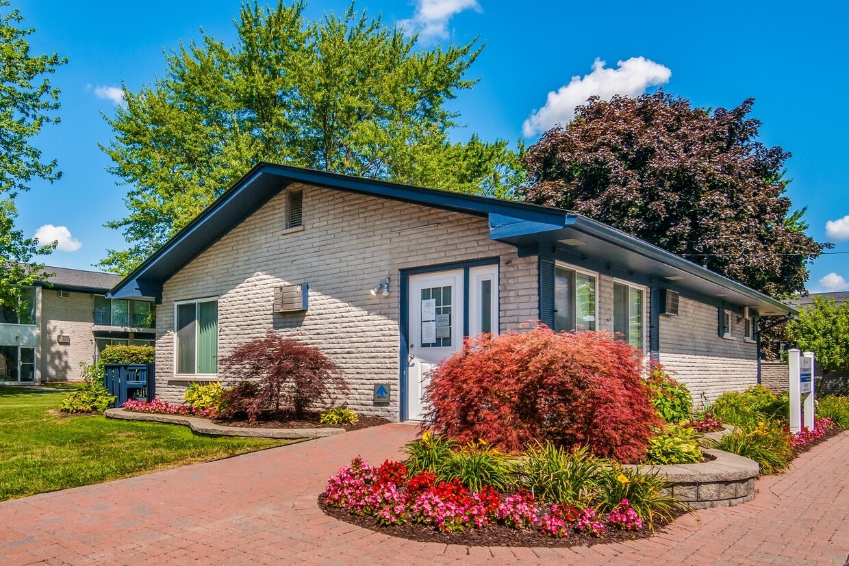 The Pointe at Cherry Hill Apartments in Westland, MI