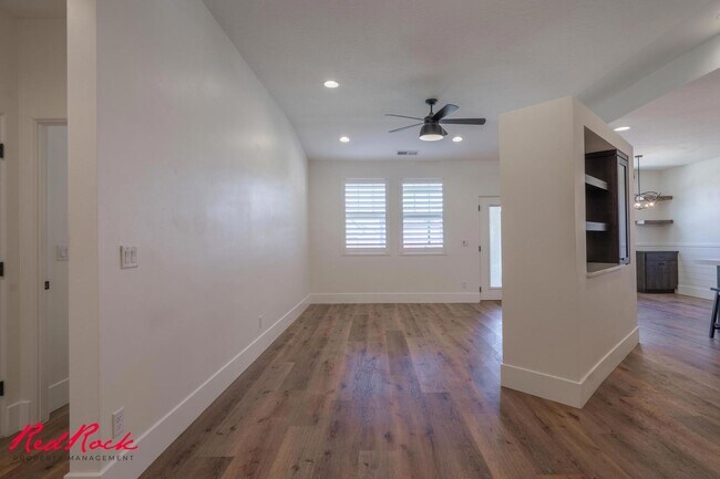 Building Photo - Spacious 3 Bedroom 3 Bathroom Home with Bo...