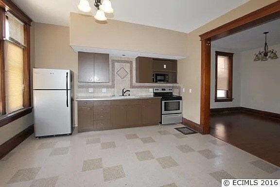 Foto del edificio - 422 Loras Blvd