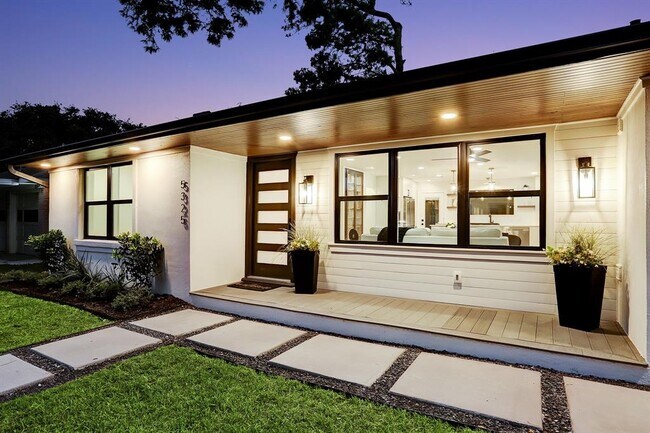 Foto del edificio - 5325 Viking Dr