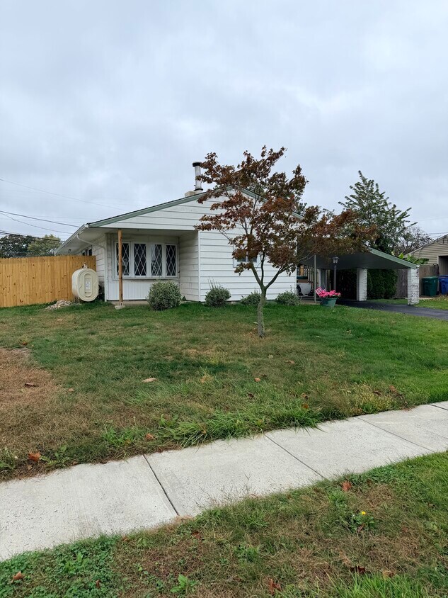 Primary Photo - 9 Daffodil Ln