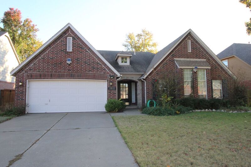 Foto principal - 2822 E 103rd St