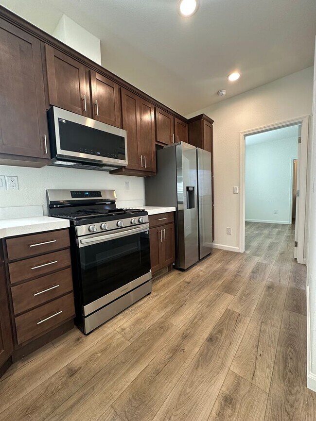 Foto del edificio - Rare horse property with huge workshop and dog kennels. Ready for move in