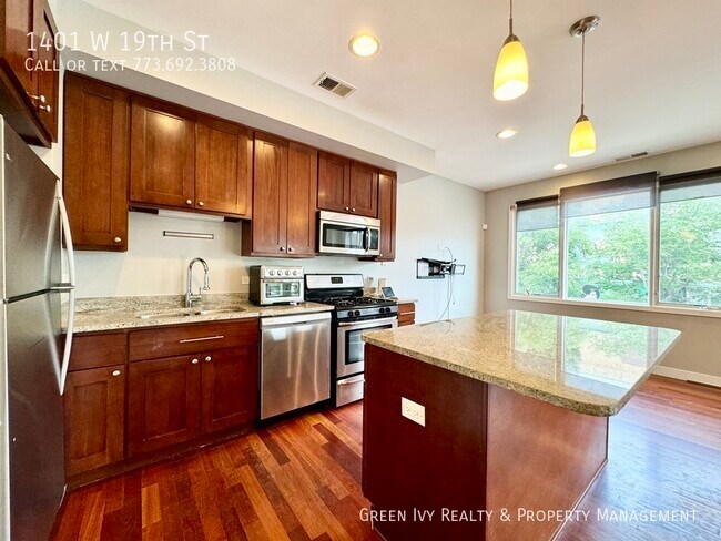 Foto del edificio - Spacious Three Story Townhouse In Pilsen w...