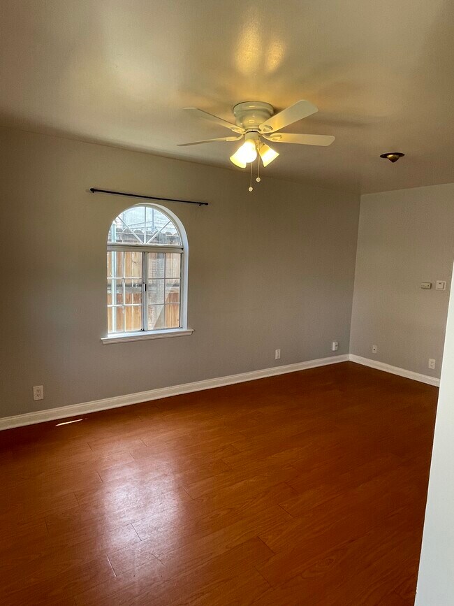 Building Photo - 624 W Altadena Dr