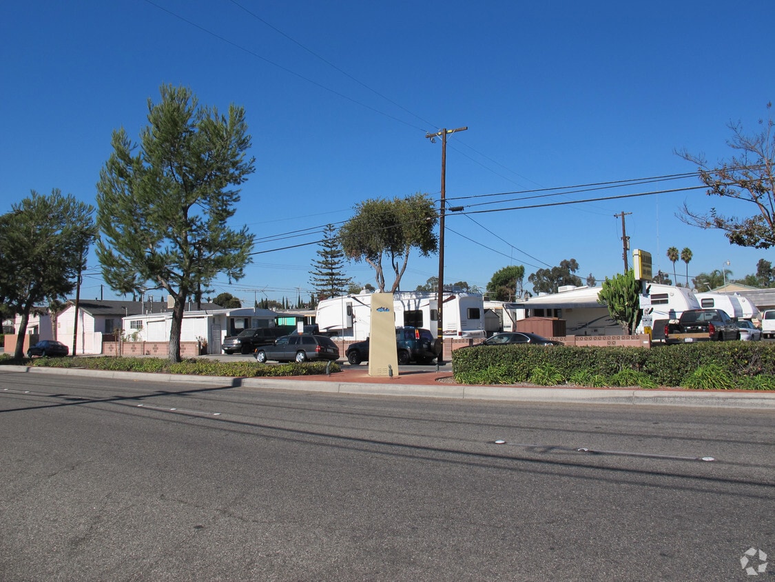 Fairhaven Trailer Park Apartments in Bellflower, CA