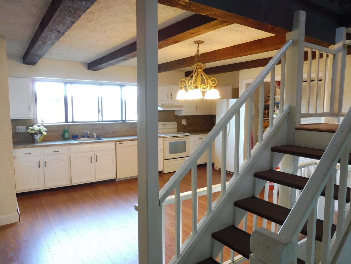 13 Pebblestone Cir Unit 13, Suffield, CT 06078 Condo for Rent in Suffield, CT