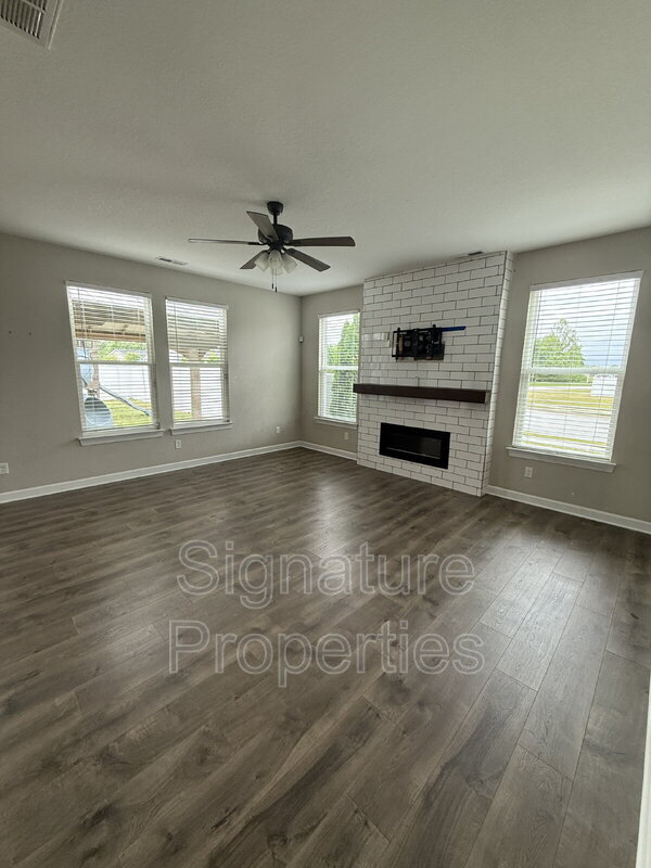 Foto del edificio - 100 Sandalwood Ln