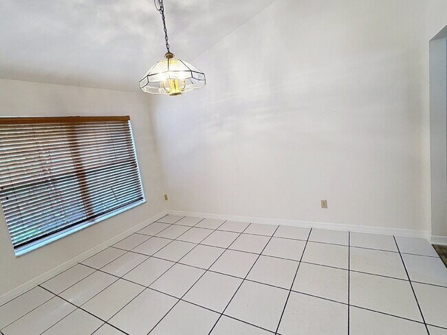 Foto del edificio - Charming 4-Bedroom Oasis with 3 Baths in P...