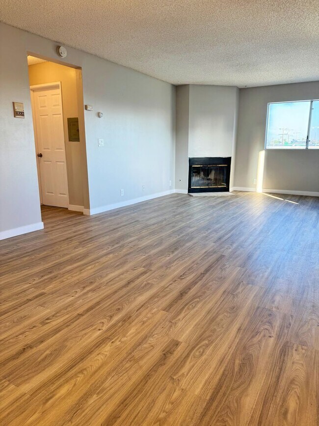 Building Photo - 2-Bedroom Residence with Front-Row Views on Lively 2nd Street