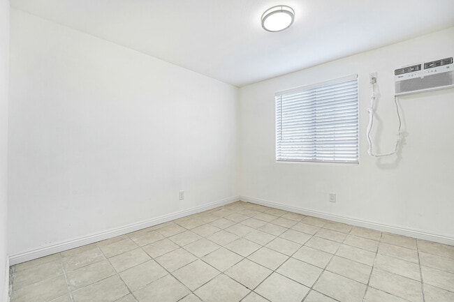 Building Photo - 400 W 109th St