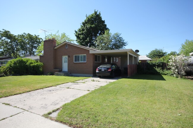 Building Photo - 3 Bed/1.5 Bath in a Cul-de-sac by Universi...