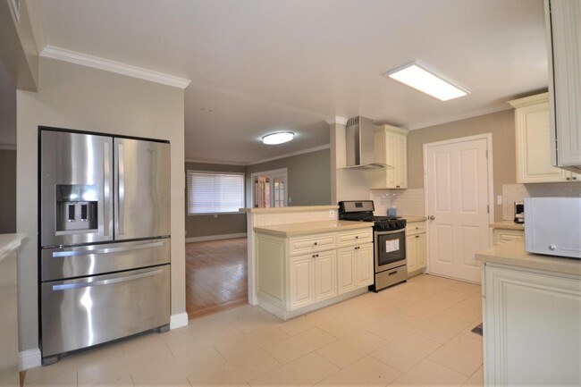 Building Photo - 926 Bermuda Dr