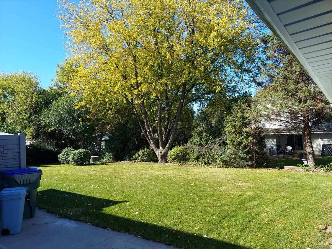 Building Photo - 5500 Rainbow Dr