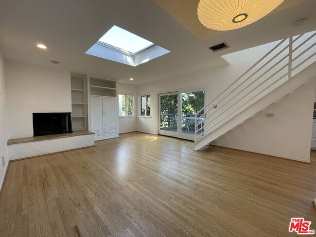 Foto del edificio - 6216 Temple Hill Dr