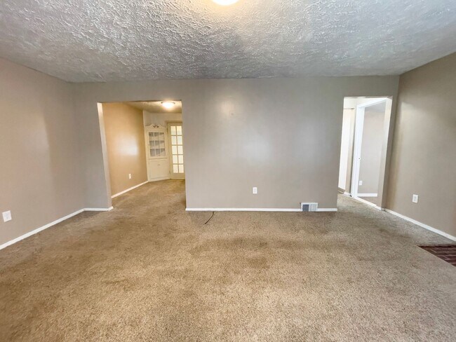 Building Photo - 1512 N Woodridge Ave