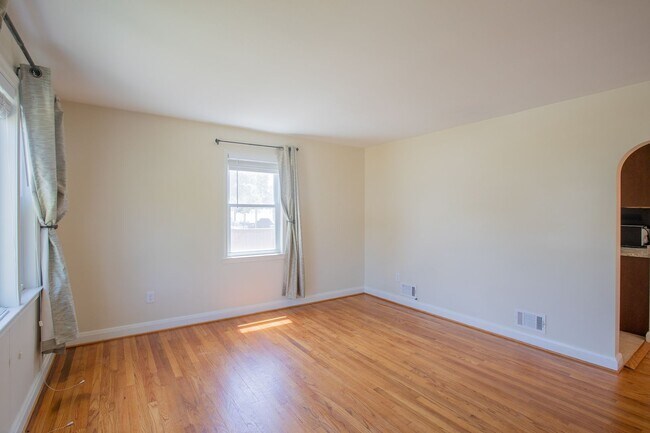 Foto del edificio - Charming 4 BR/2.5 BA Single-Family Home in...