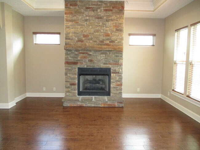 Building Photo - 104 Shadow Wood Bend