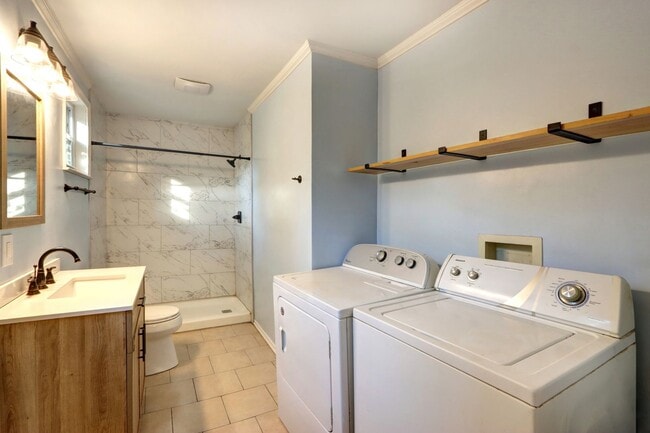 Building Photo - 4 Bedroom house---walk to Forsyth in 15 minutes