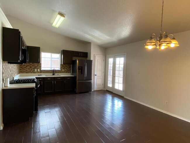 Foto del edificio - 3303 Almedia Pl