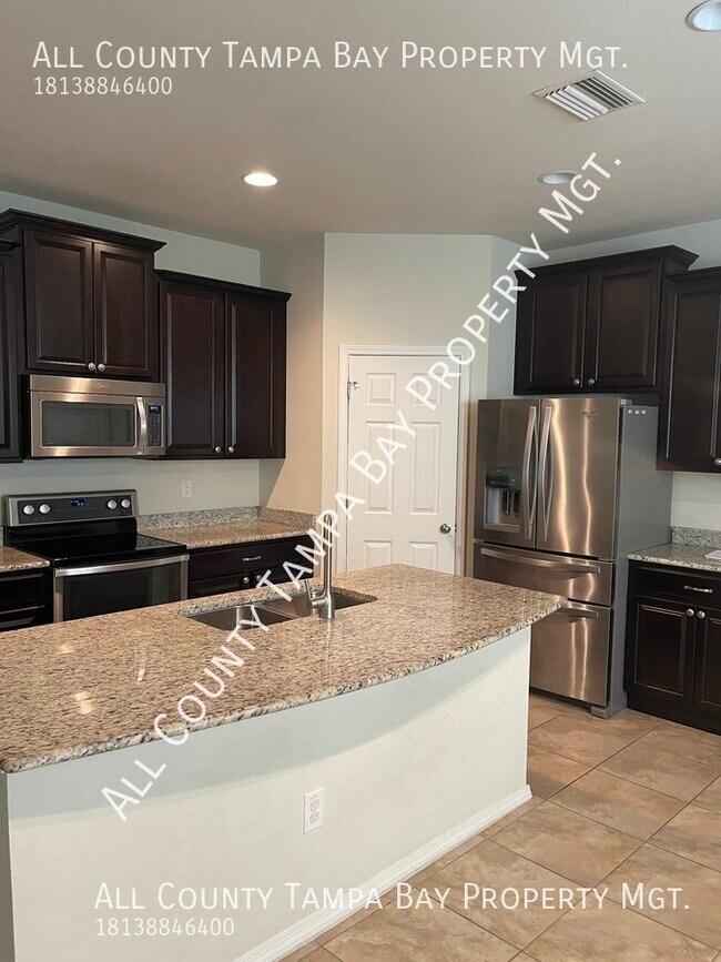 Building Photo - Stunning 3 bedroom 2.5 bath townhome!