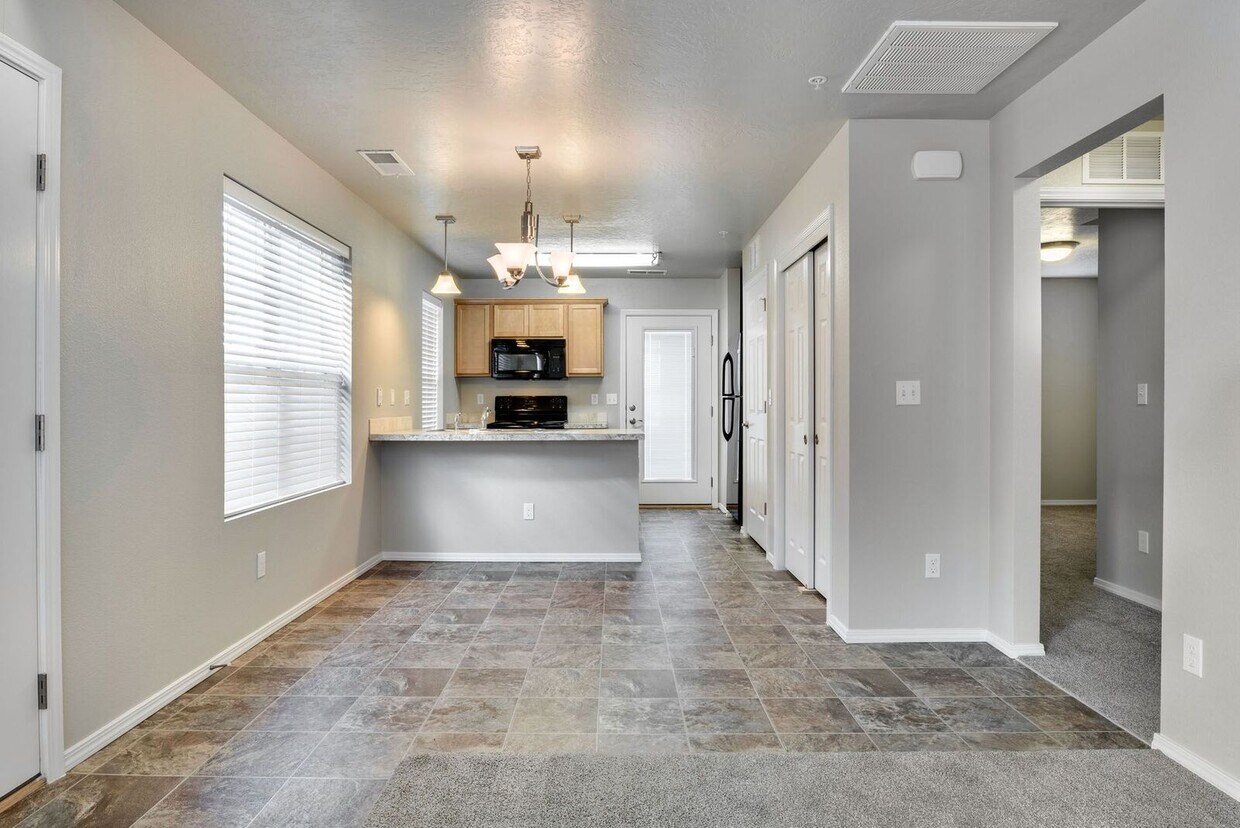 Primary Photo - 1288 E Everest St