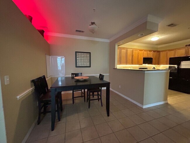 Foto del edificio - Walk to UF! Spacious & Furnished 3BD Condo...
