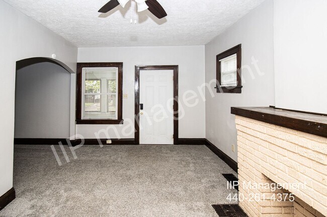 Building Photo - 4BR 1BA Akron Colonial with Garage