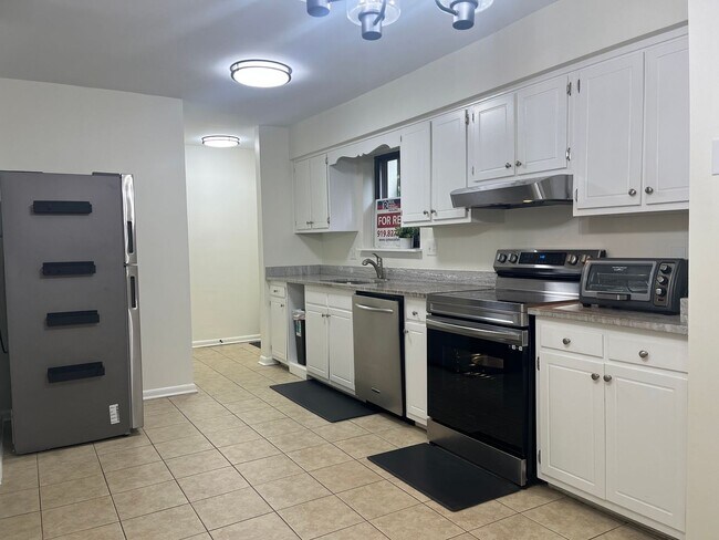 Building Photo - North Raleigh Move-In Ready Condo, On Grou...