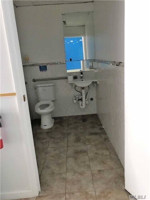 Foto del edificio - 246 Merrick Rd