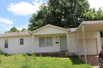 Building Photo - 1024 S Holly Dr