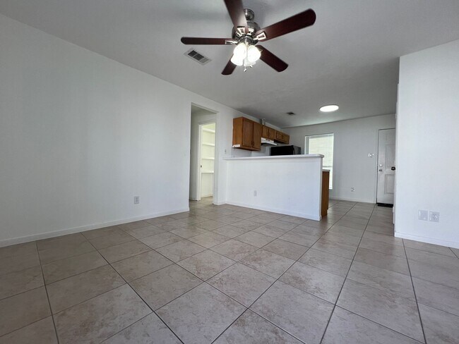 Foto del edificio - 3-Bedroom, 2-Bathroom Duplex in A Convenie...