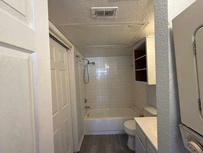 Foto del edificio - First Floor Condo - 1 bedroom 1 bath