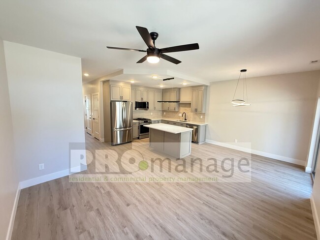 Building Photo - Beautiful 3 Bed / 2.5 Bath Townhome in Car...
