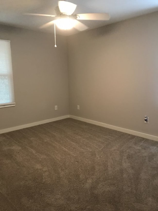 Building Photo - Alluring Mid Century 3 bed for RENT