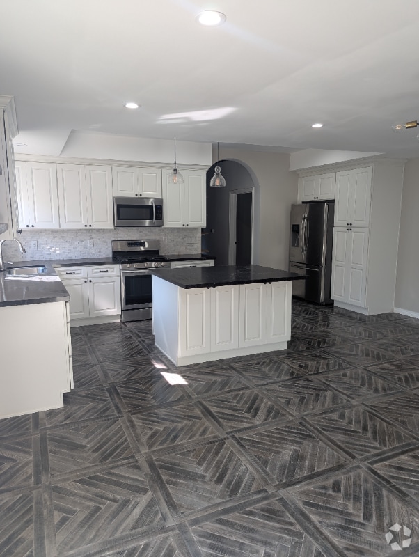 Building Photo - 3115 Hollycrest Dr