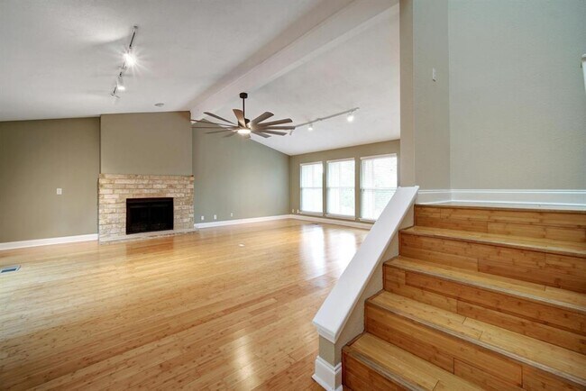 Building Photo - 9305 Knoll Crest Loop