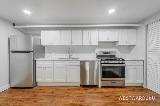 Building Photo - 666 E 50th Pl