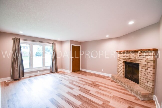 Foto del edificio - Rent Special !!! 2 Bedroom 2 Bath Duplex with additional flex room, garage, and a Fenced yard!!!
