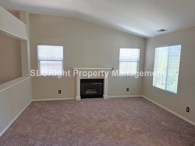 Building Photo - AVAILABLE NOW - Beautiful 4Bed, 2Bath Paso Robles Home