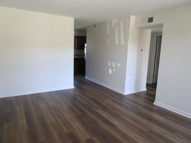 Foto del edificio - Renovated Downstairs Condo at Willow Run