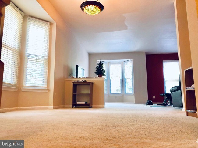 Building Photo - 8 Diamond Hill Ct