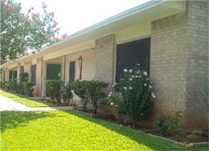 Building Photo - 500 Cross Creek