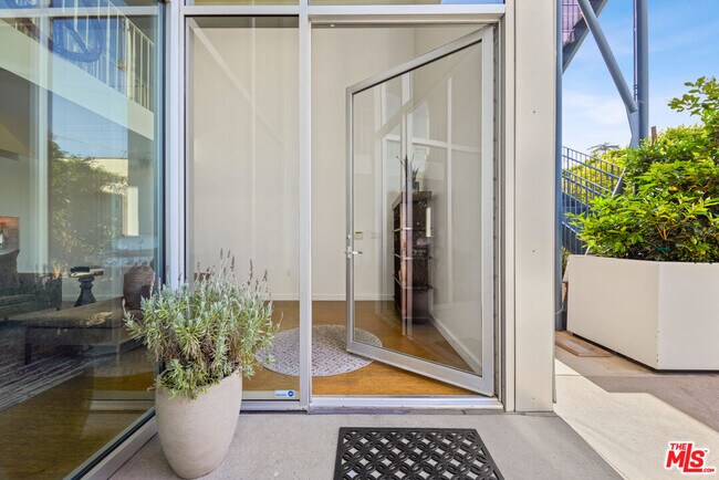 Foto del edificio - 7907 Willoughby Ave