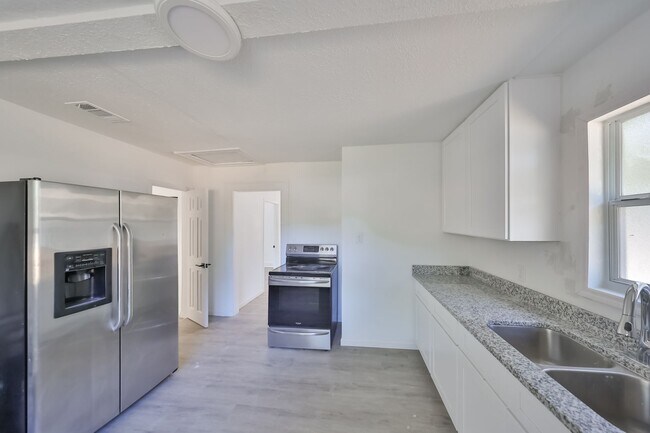 Building Photo - Remodeled 2 Bed 1 Bath Home Rental