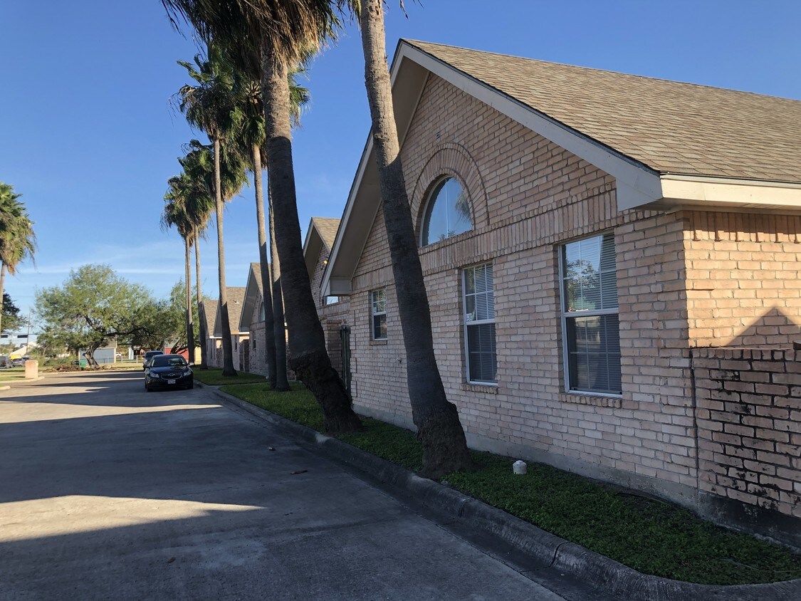 Building Photo - 512 E La Vista Ave